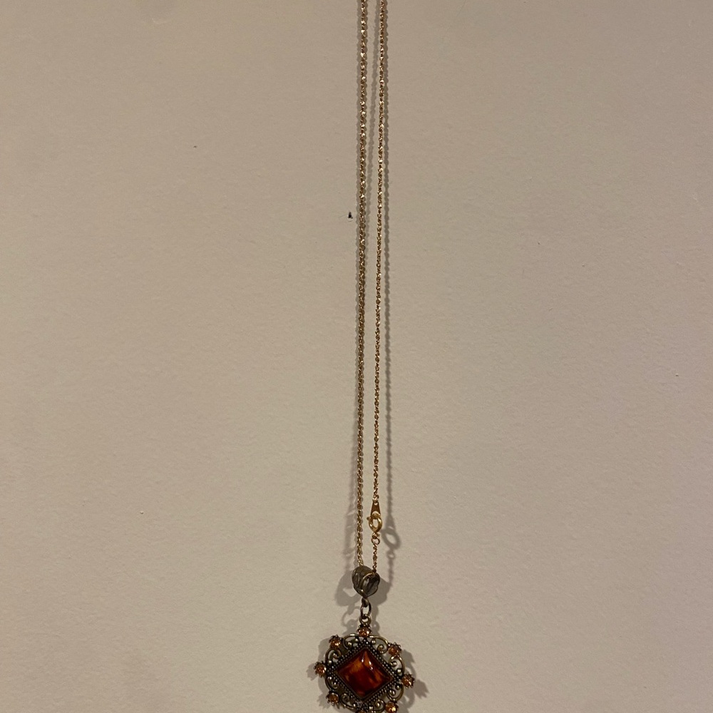 Elegant Gold Pendant Necklace